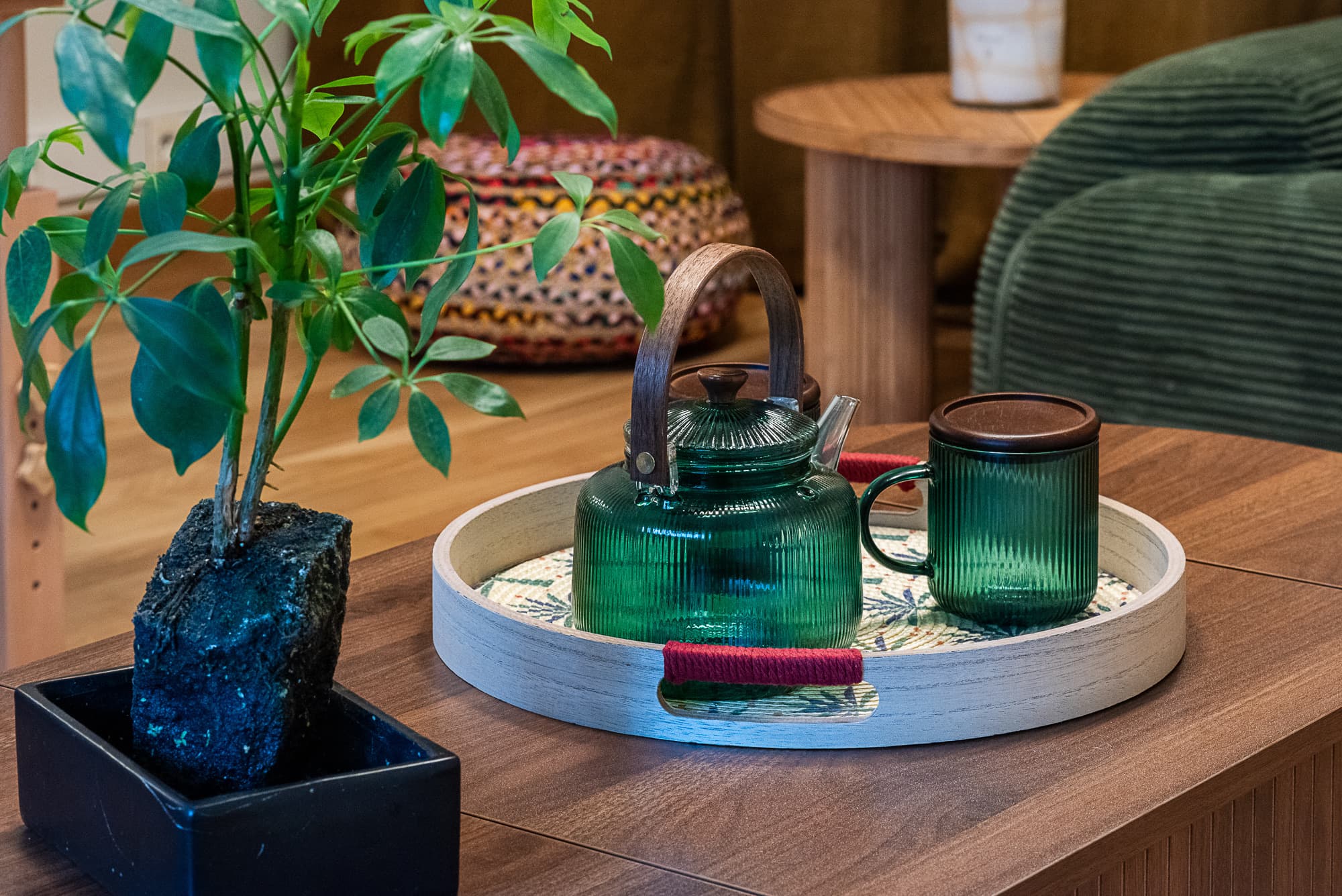 Théière et tasses en verre vert servies après le soin
