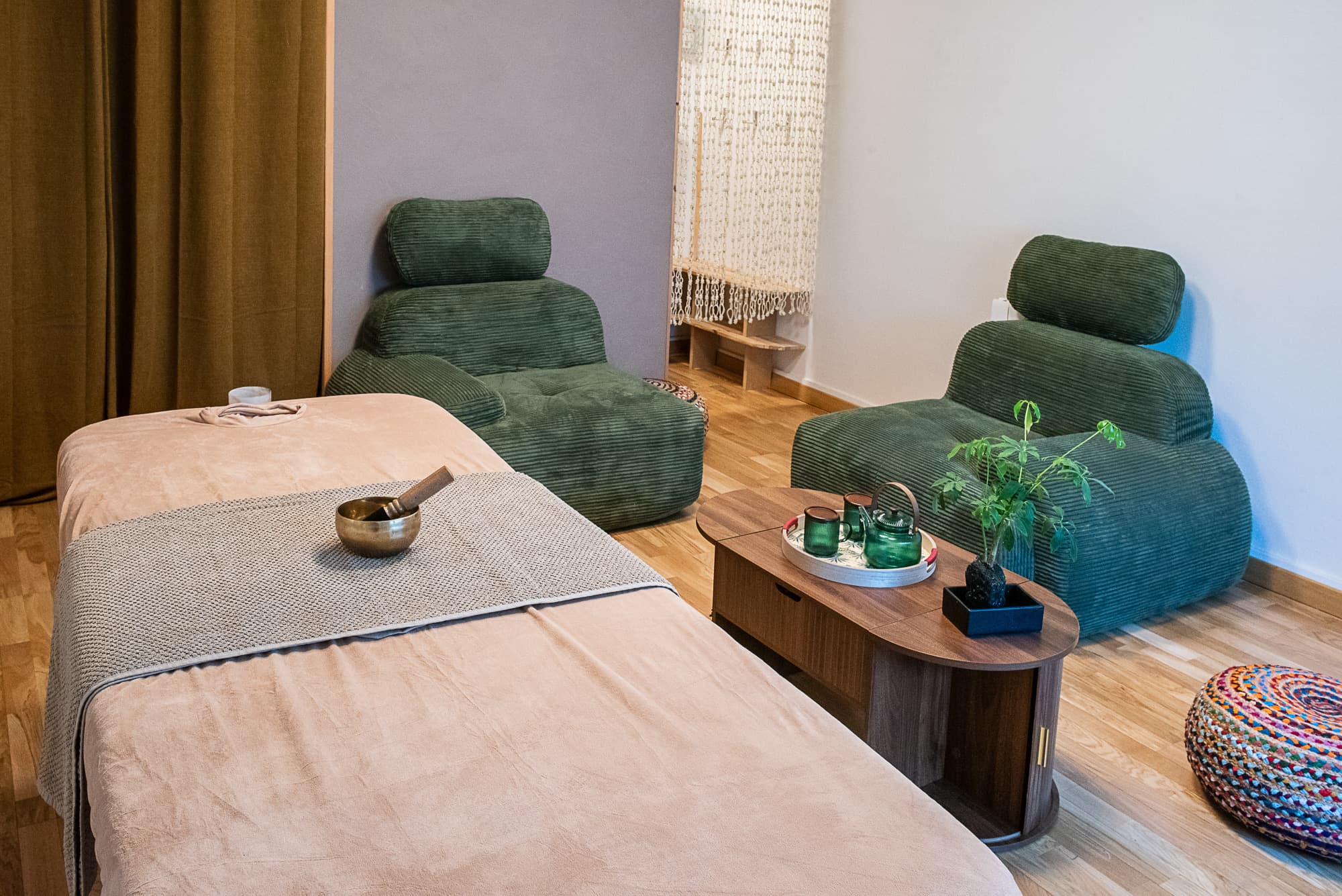 Table de massage et fauteuils en velours côtelé vert du studio YUJA
